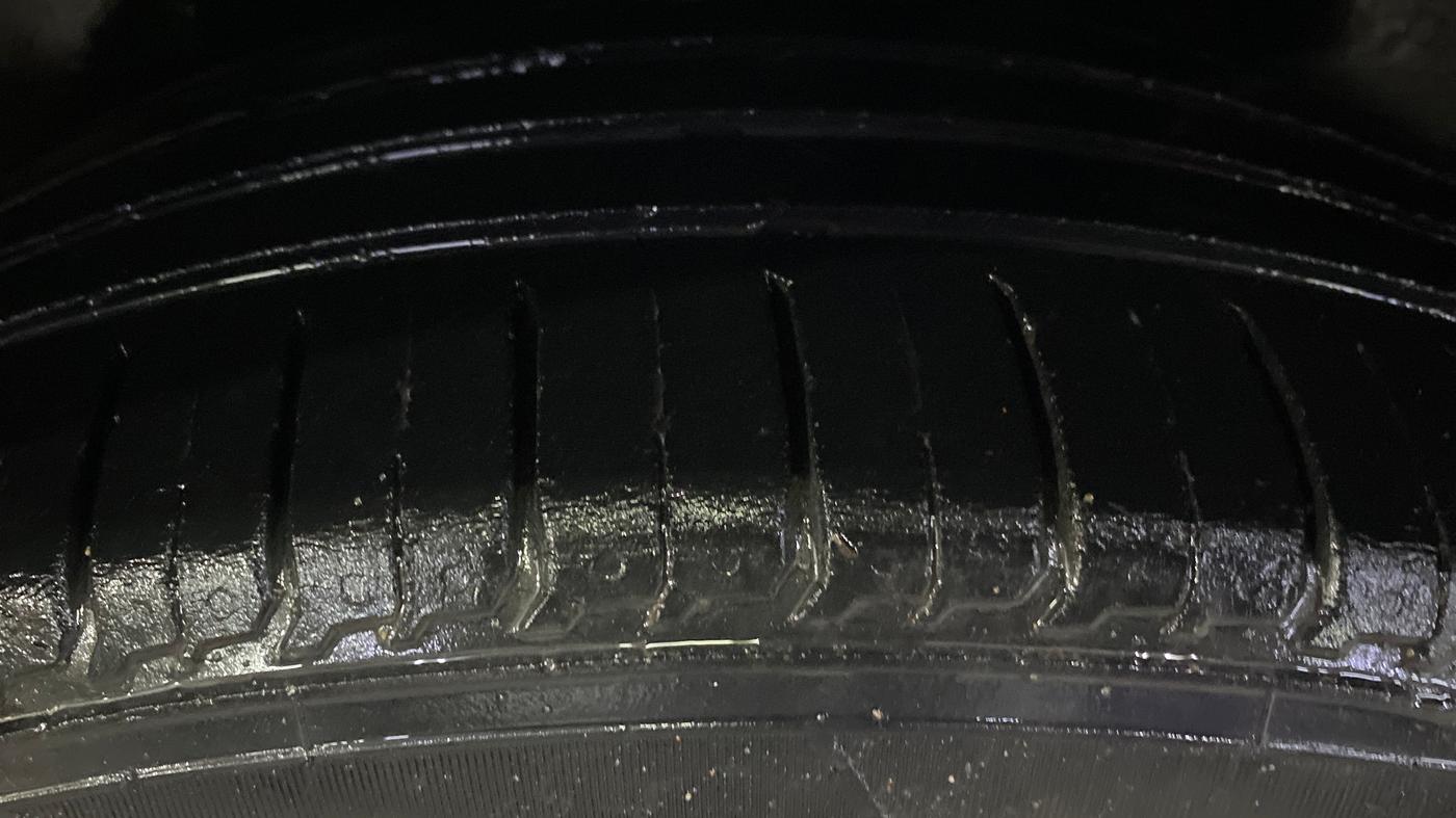 2015 Maruti Ciaz ZXI+, Petrol, Manual, 1,06,229 km, Left Rear Tyre Tread