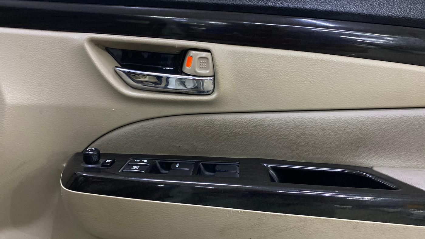 2015 Maruti Ciaz ZXI+, Petrol, Manual, 1,06,229 km, Driver Side Door Panels Control