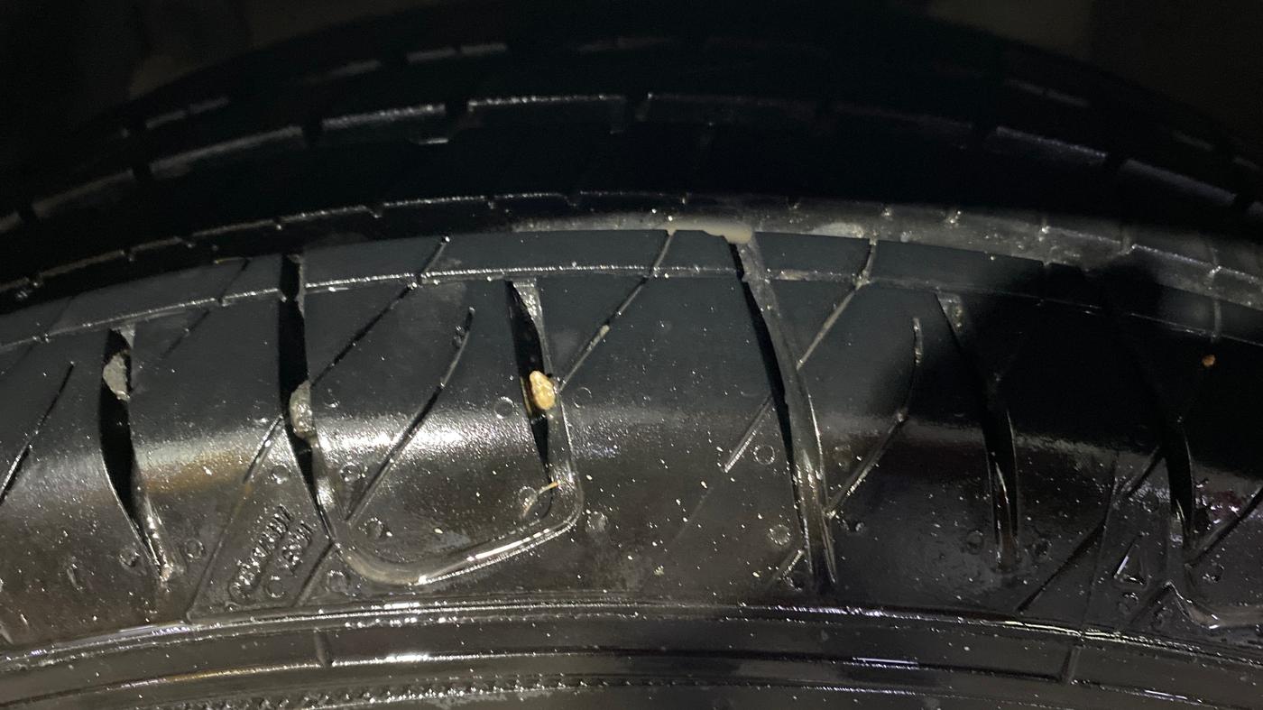 2015 Maruti Ciaz ZXI+, Petrol, Manual, 1,06,229 km, Left Front Tyre Tread