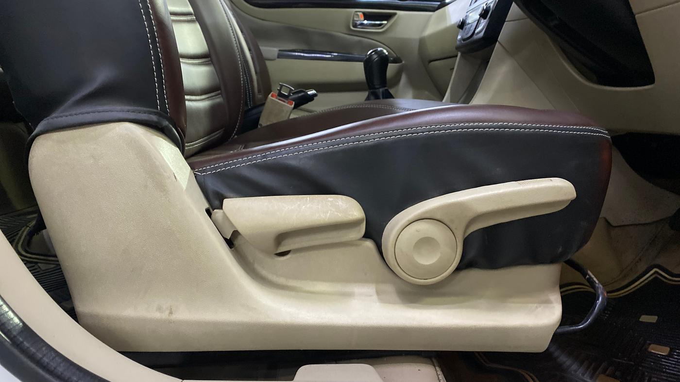 2015 Maruti Ciaz ZXI+, Petrol, Manual, 1,06,229 km, Driver Side Adjustment Panel
