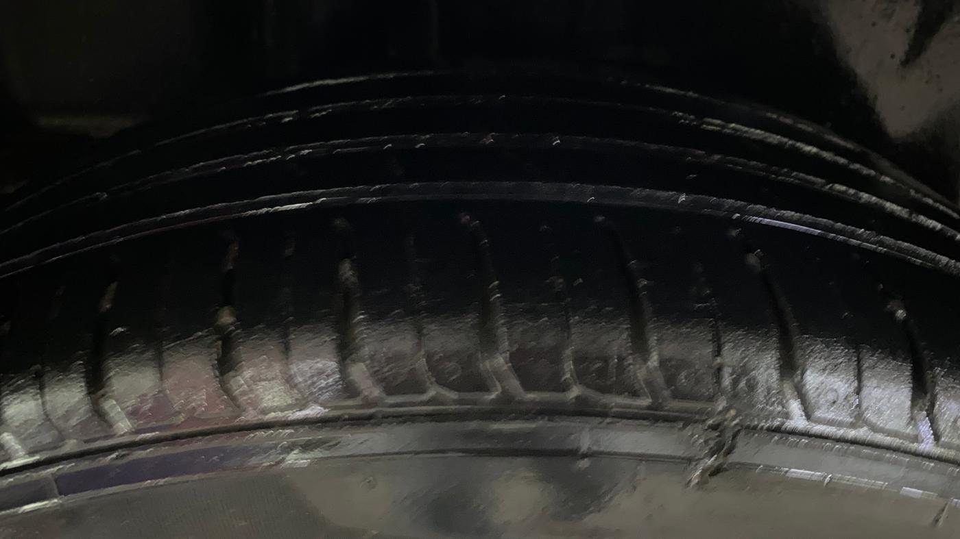 2015 Maruti Ciaz ZXI+, Petrol, Manual, 1,06,229 km, Right Rear Tyre Tread