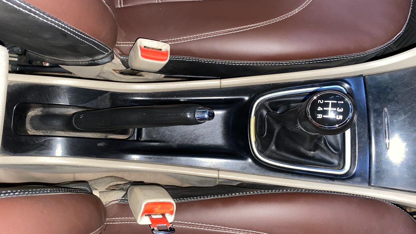 2015 Maruti Ciaz ZXI+, Petrol, Manual, 1,06,229 km, Gear Lever