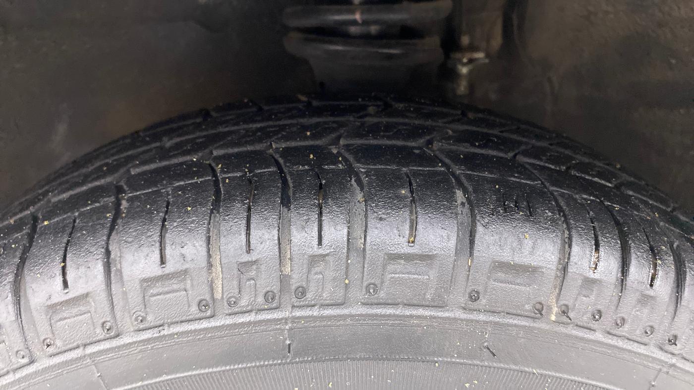 2017 Maruti Alto 800 VXI, Petrol, Manual, 25,760 km, Left Front Tyre Tread
