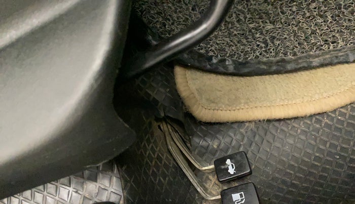 2015 Maruti Swift VXI, Petrol, Manual, 72,542 km, Flooring - Carpet is minor damage