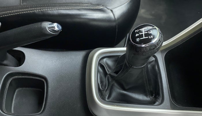 2017 Maruti S Cross ALPHA 1.3, Diesel, Manual, 95,850 km, Gear lever - Knob cover torn