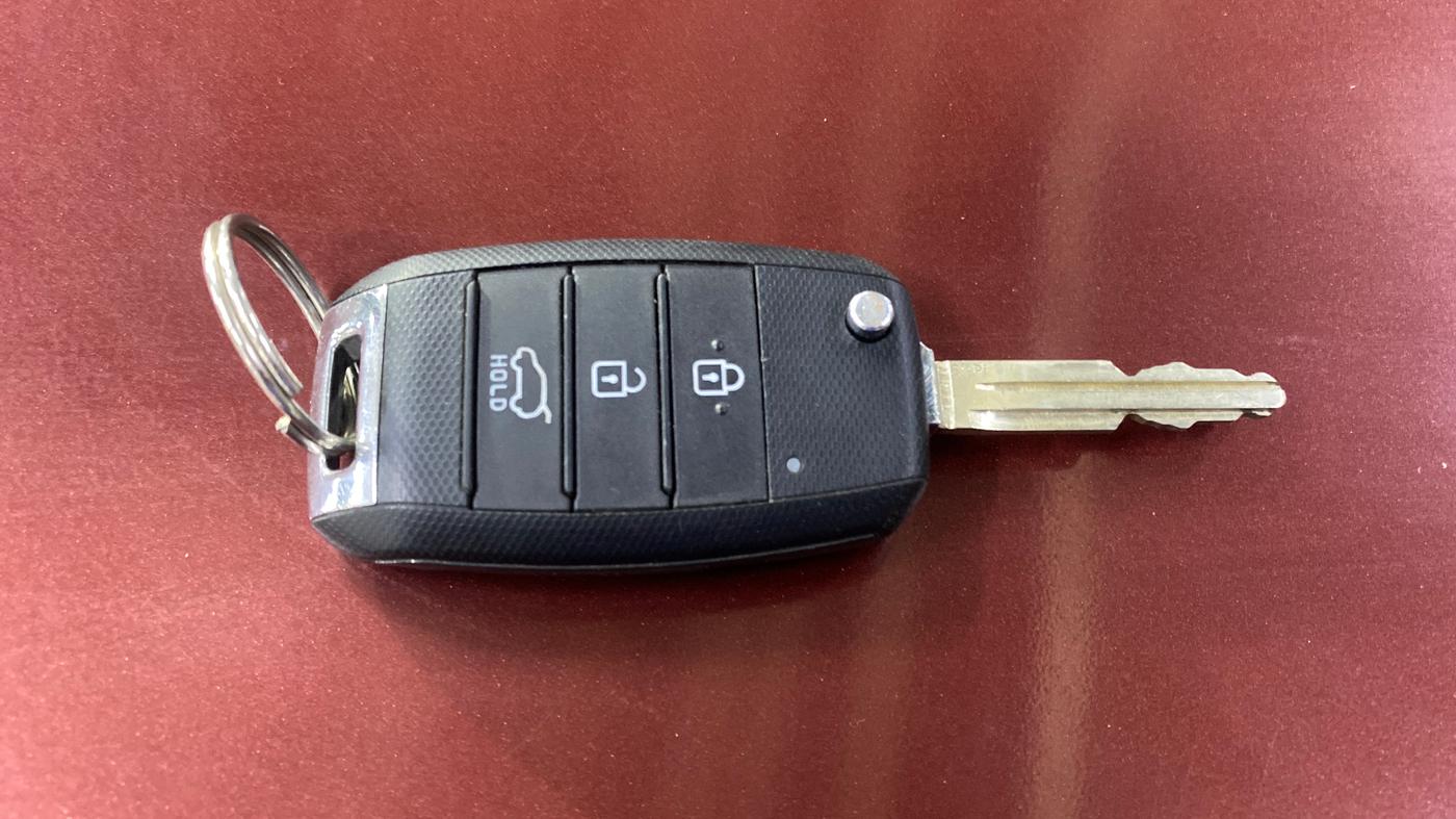2020 KIA SONET HTK PLUS 1.2, Petrol, Manual, 1,36,014 km, Key Close Up