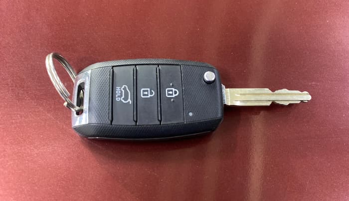 2020 KIA SONET HTK PLUS 1.2, Petrol, Manual, 1,36,014 km, Key Close Up