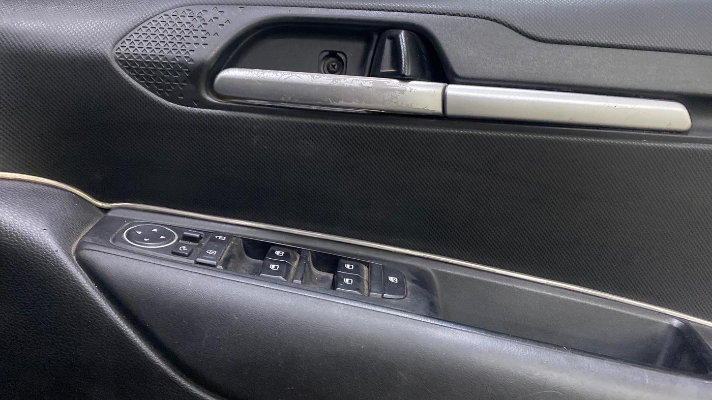 2020 KIA SONET HTK PLUS 1.2, Petrol, Manual, 1,36,014 km, Driver Side Door Panels Control