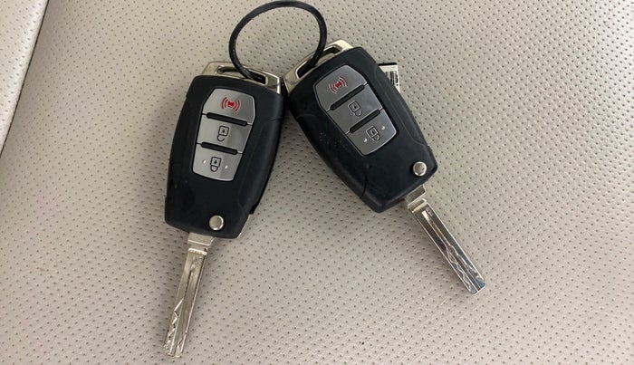 2021 Mahindra XUV300 W8 (O) 1.2 PETROL AMT, CNG, Automatic, 39,619 km, Key Close Up