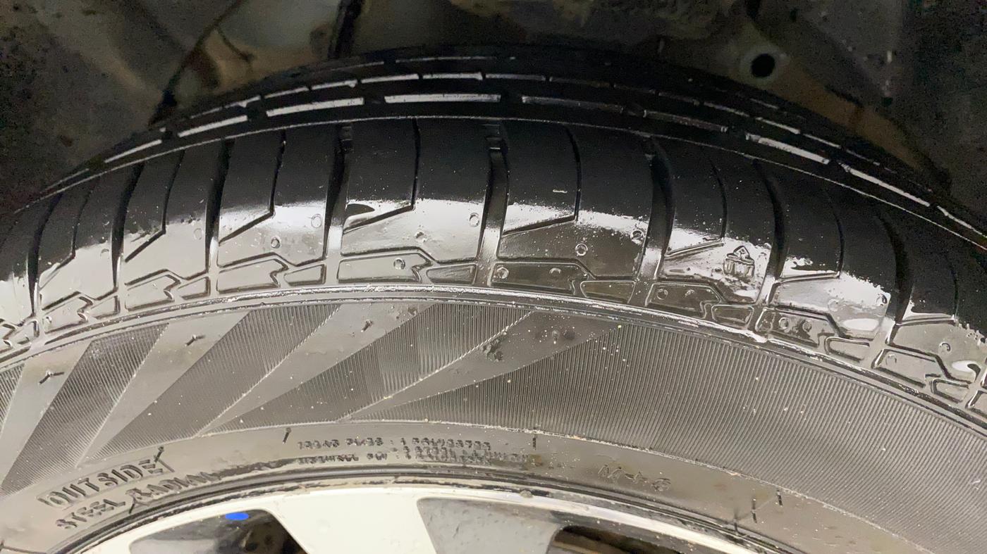 2021 Mahindra XUV300 W8 (O) 1.2 PETROL AMT, CNG, Automatic, 39,619 km, Left Front Tyre Tread