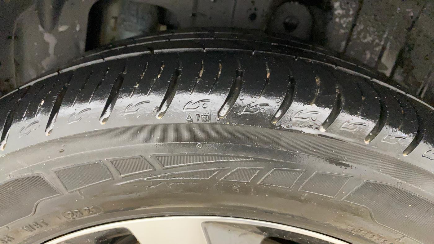 2021 Mahindra XUV300 W8 (O) 1.2 PETROL AMT, CNG, Automatic, 39,619 km, Left Rear Tyre Tread