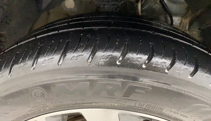 2021 Mahindra XUV300 W8 (O) 1.2 PETROL AMT, CNG, Automatic, 39,619 km, Right Front Tyre Tread