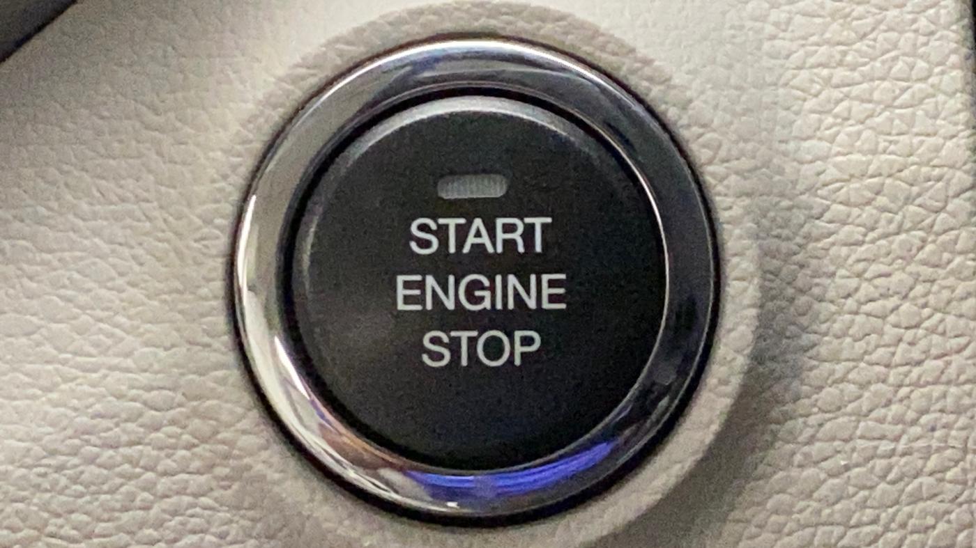 2021 Mahindra XUV300 W8 (O) 1.2 PETROL AMT, CNG, Automatic, 39,619 km, Keyless Start/ Stop Button