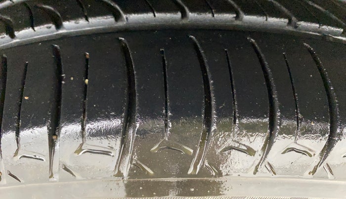 2015 Hyundai Xcent SX AT 1.2 (O), Petrol, Automatic, 79,338 km, Right Front Tyre Tread