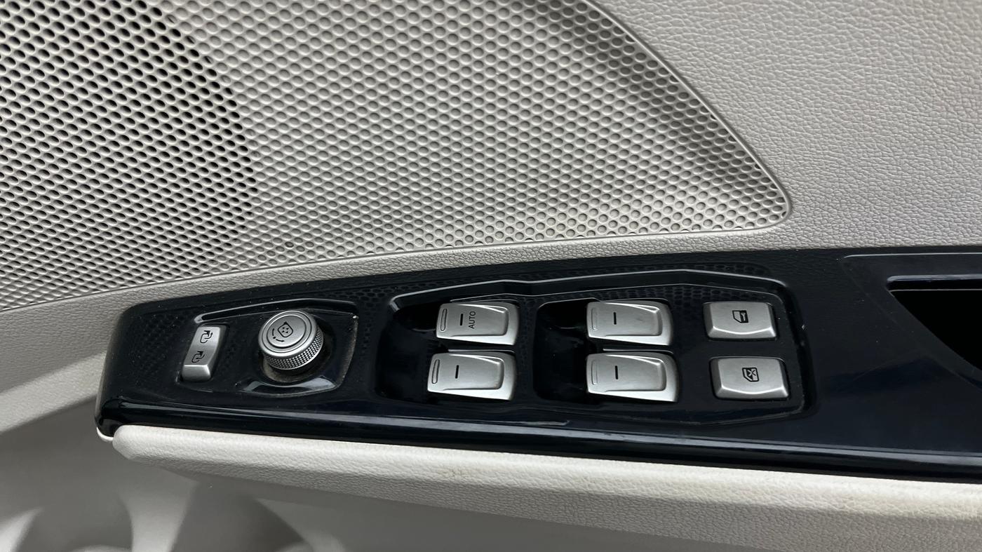2019 Mahindra XUV300 W8 (O) 1.5 DIESEL, Diesel, Manual, 70,097 km, Driver Side Door Panels Control