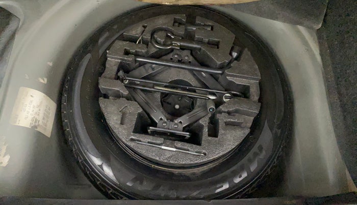 2015 Volkswagen Polo HIGHLINE1.5L DIESEL, Diesel, Manual, 1,41,390 km, Spare Tyre