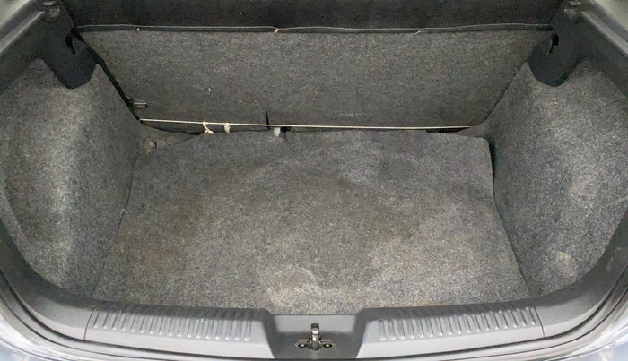 2015 Volkswagen Polo HIGHLINE1.5L DIESEL, Diesel, Manual, 1,41,390 km, Boot Inside