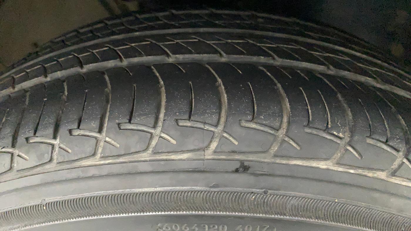 2015 Volkswagen Polo HIGHLINE1.5L DIESEL, Diesel, Manual, 1,41,390 km, Right Front Tyre Tread