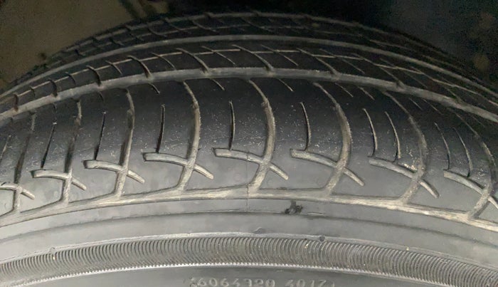 2015 Volkswagen Polo HIGHLINE1.5L DIESEL, Diesel, Manual, 1,41,390 km, Right Front Tyre Tread