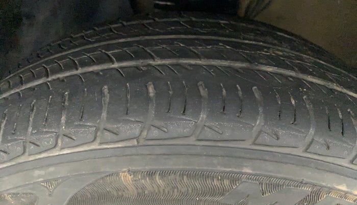 2015 Volkswagen Polo HIGHLINE1.5L DIESEL, Diesel, Manual, 1,41,390 km, Left Front Tyre Tread