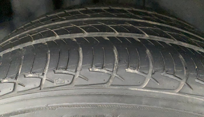 2015 Volkswagen Polo HIGHLINE1.5L DIESEL, Diesel, Manual, 1,41,390 km, Right Rear Tyre Tread