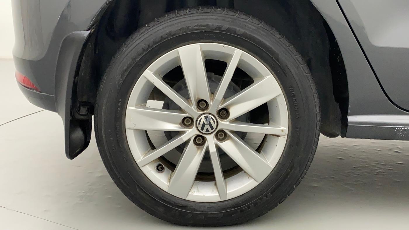 2015 Volkswagen Polo HIGHLINE1.5L DIESEL, Diesel, Manual, 1,41,390 km, Right Rear Wheel