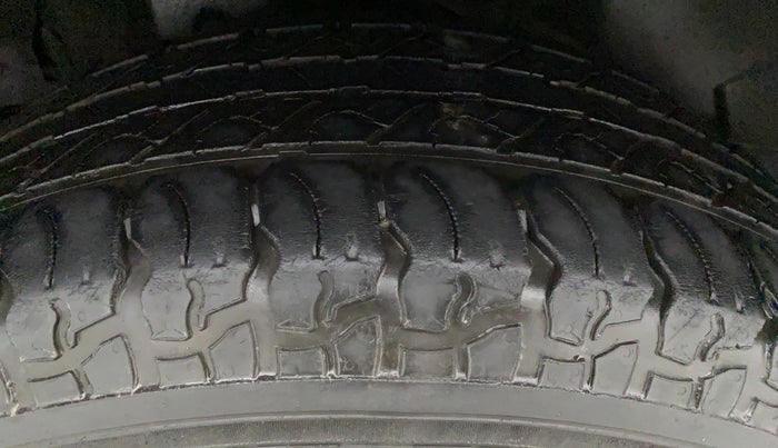 2014 Mahindra XUV500 W6, Diesel, Manual, 1,07,080 km, Right Front Tyre Tread