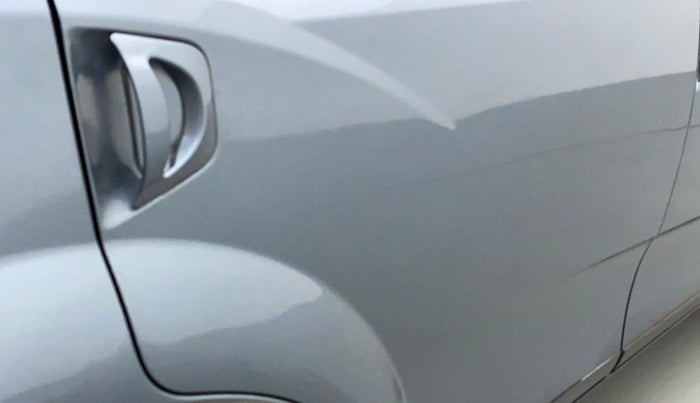 2014 Mahindra XUV500 W6, Diesel, Manual, 1,07,080 km, Right rear door - Slightly dented