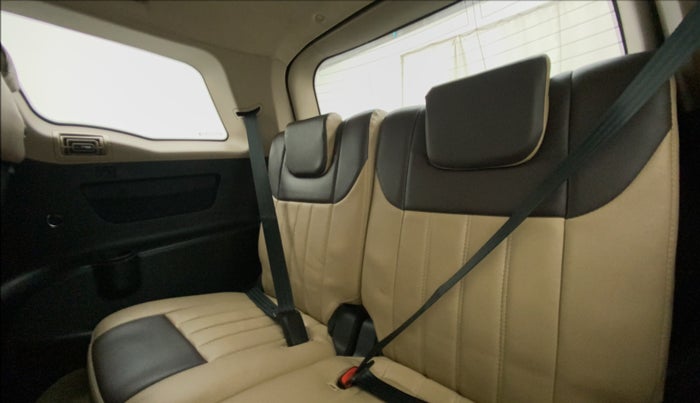 2014 Mahindra XUV500 W6, Diesel, Manual, 1,07,080 km, Third Seat Row ( optional )