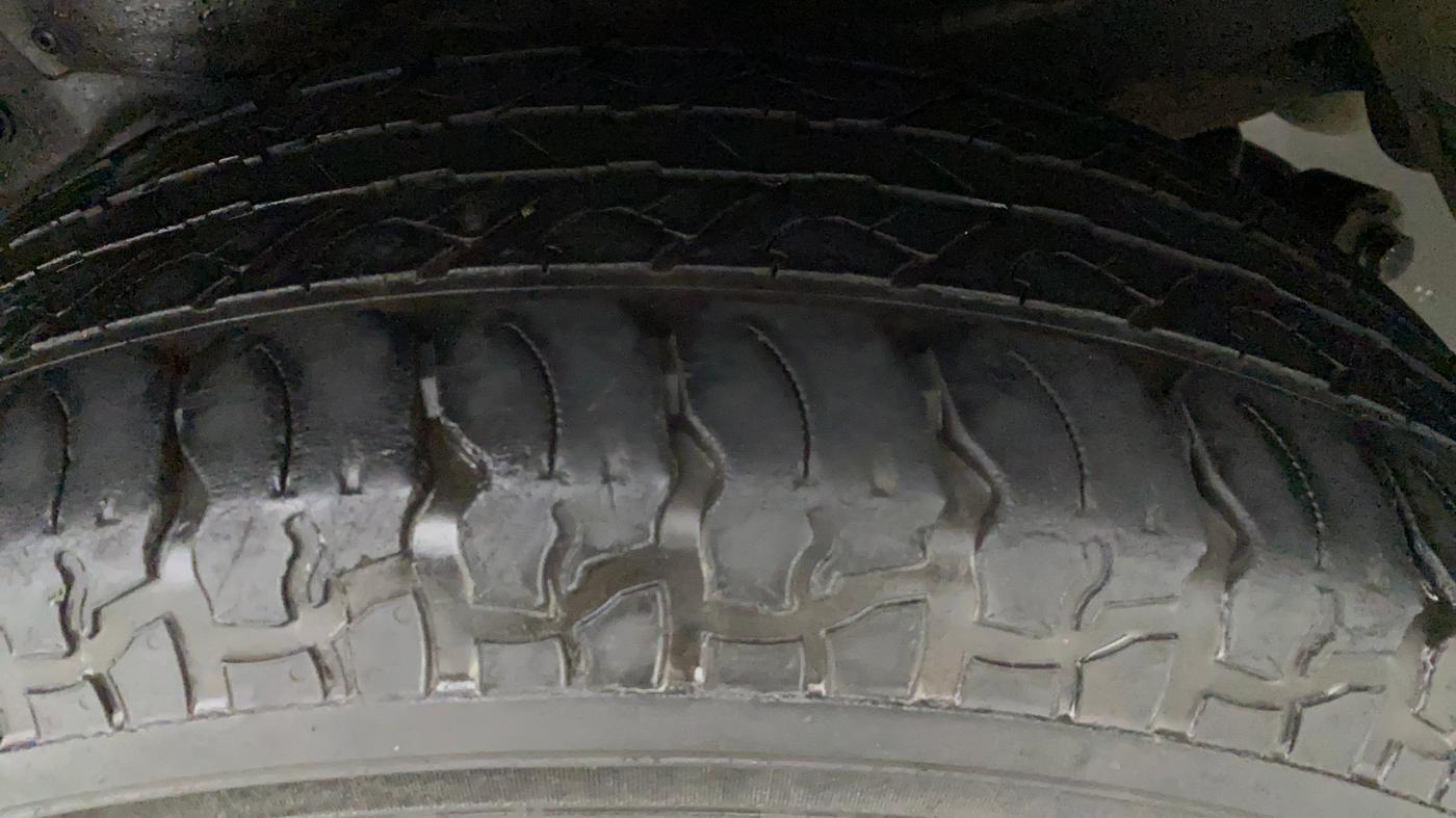 2014 Mahindra XUV500 W6, Diesel, Manual, 1,07,080 km, Left Rear Tyre Tread