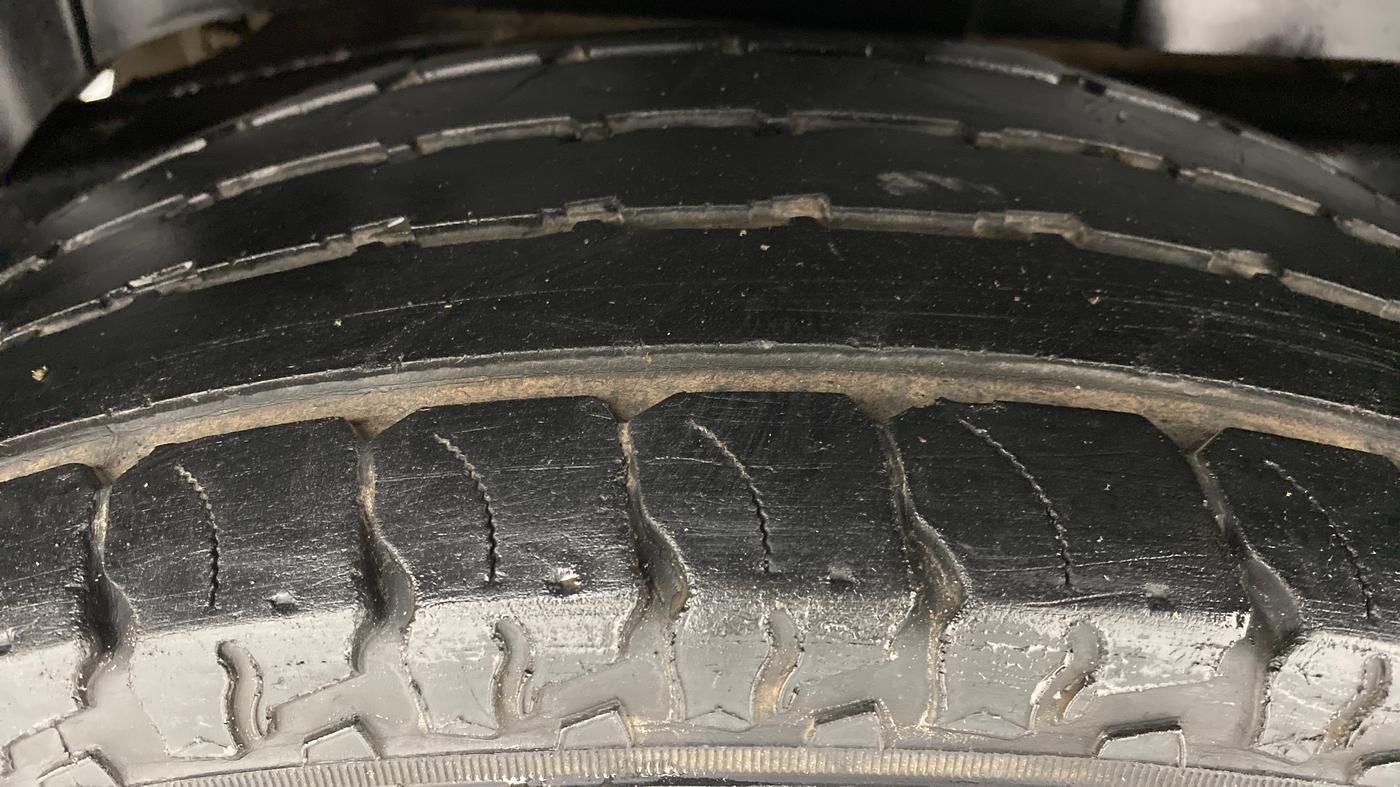 2016 Mahindra TUV300 T8, Diesel, Manual, 43,880 km, Right Rear Tyre Tread