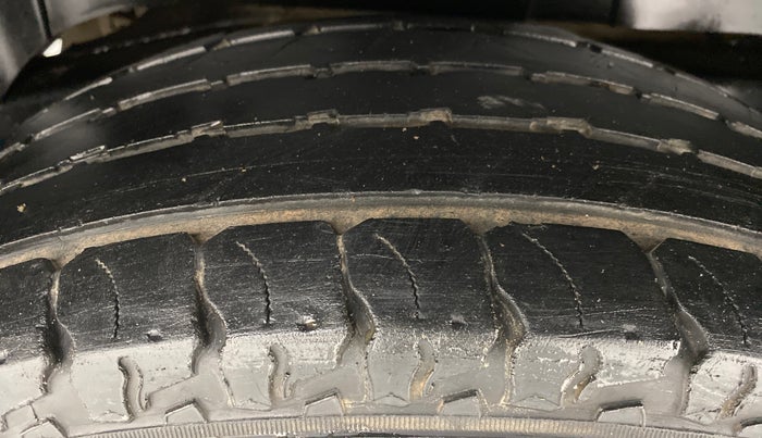 2016 Mahindra TUV300 T8, Diesel, Manual, 43,880 km, Right Rear Tyre Tread