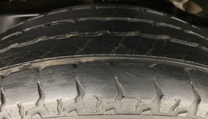 2016 Mahindra TUV300 T8, Diesel, Manual, 43,880 km, Left Rear Tyre Tread
