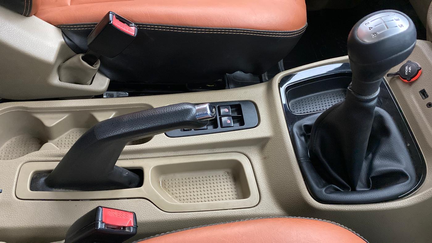 2016 Mahindra TUV300 T8, Diesel, Manual, 43,880 km, Gear Lever