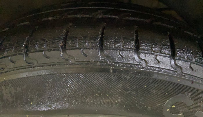 2018 Maruti Dzire ZXI AMT, CNG, Automatic, 91,479 km, Right Front Tyre Tread