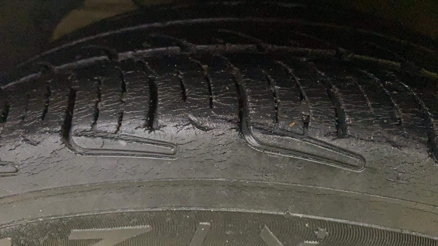 2018 Maruti Dzire ZXI AMT, CNG, Automatic, 91,479 km, Left Front Tyre Tread