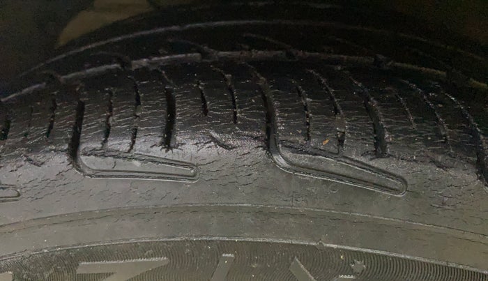 2018 Maruti Dzire ZXI AMT, CNG, Automatic, 91,479 km, Left Front Tyre Tread