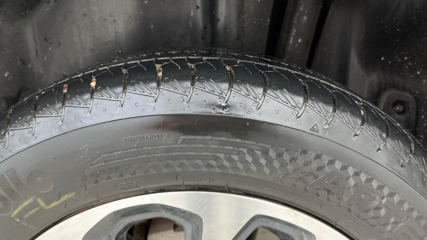 2022 Maruti Grand Vitara ALPHA SMART HYBRID AT, Petrol, Automatic, 33,060 km, Left Rear Tyre Tread