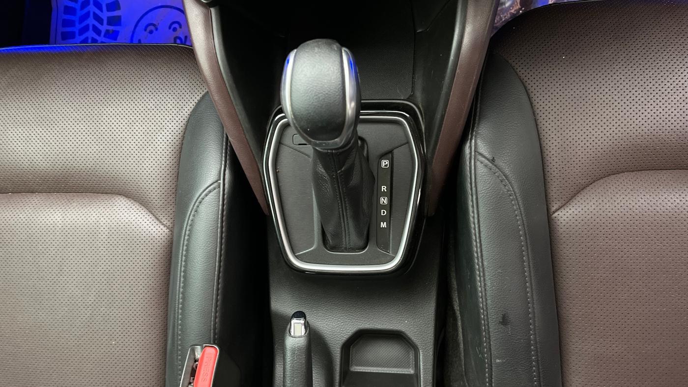 2022 Maruti Grand Vitara ALPHA SMART HYBRID AT, Petrol, Automatic, 33,060 km, Gear Lever