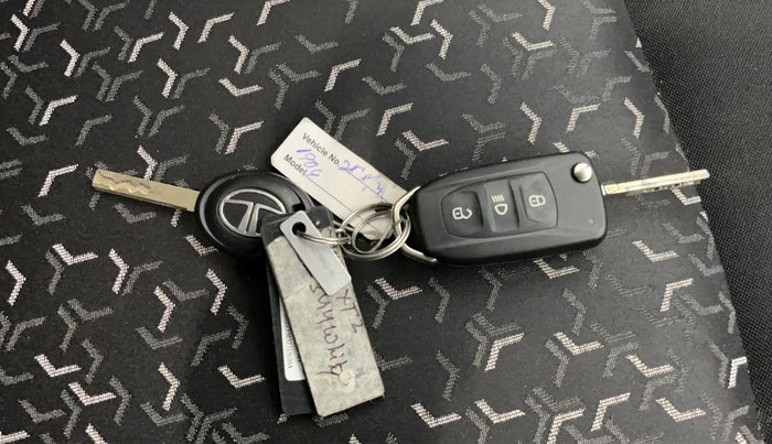 2023 Tata Tiago XT (O) PETROL, Petrol, Manual, 15,127 km, Key Close Up