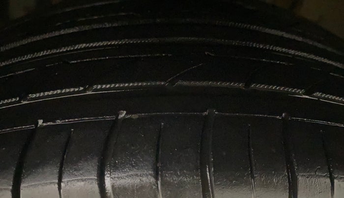 2016 Volkswagen Polo HIGHLINE1.2L, Petrol, Manual, 76,285 km, Left Front Tyre Tread