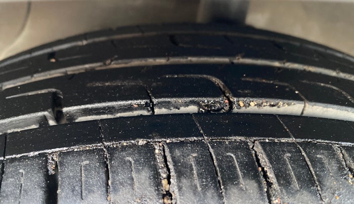 2015 Hyundai Grand i10 ASTA AT 1.2 KAPPA VTVT, Petrol, Automatic, 30,808 km, Left Front Tyre Tread