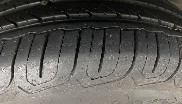 2015 Honda Brio VX AT, Petrol, Automatic, 72,594 km, Right Rear Tyre Tread