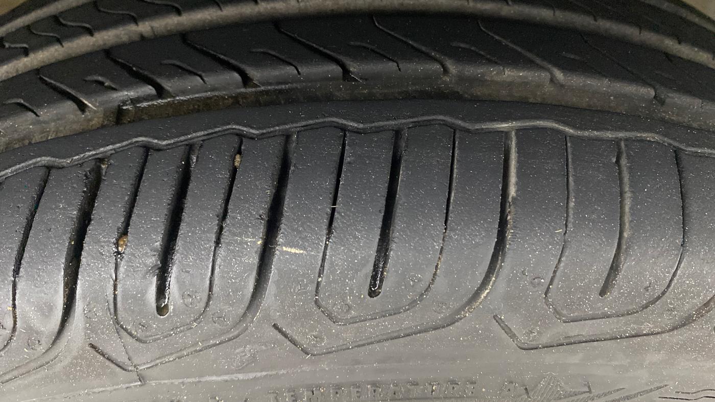 2015 Honda Brio VX AT, Petrol, Automatic, 72,594 km, Right Front Tyre Tread