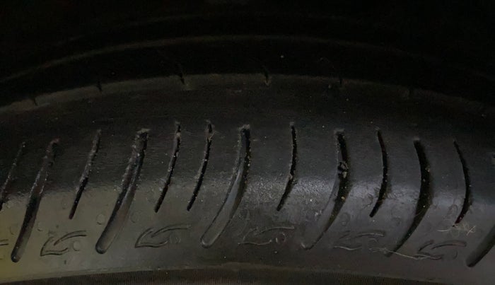 2017 Maruti Baleno DELTA PETROL 1.2, CNG, Manual, 1,24,815 km, Right Front Tyre Tread