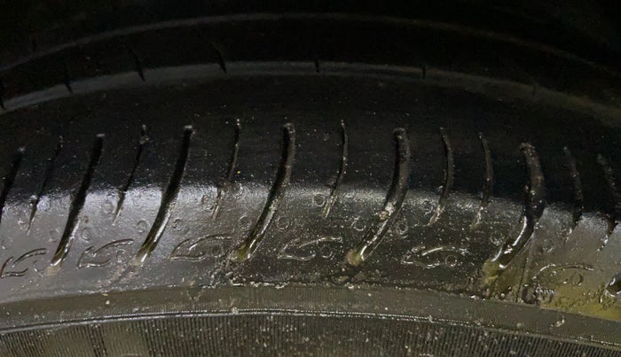 2017 Maruti Baleno DELTA PETROL 1.2, CNG, Manual, 1,24,815 km, Left Front Tyre Tread