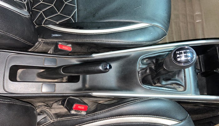 2017 Maruti Baleno DELTA PETROL 1.2, CNG, Manual, 1,24,815 km, Gear Lever