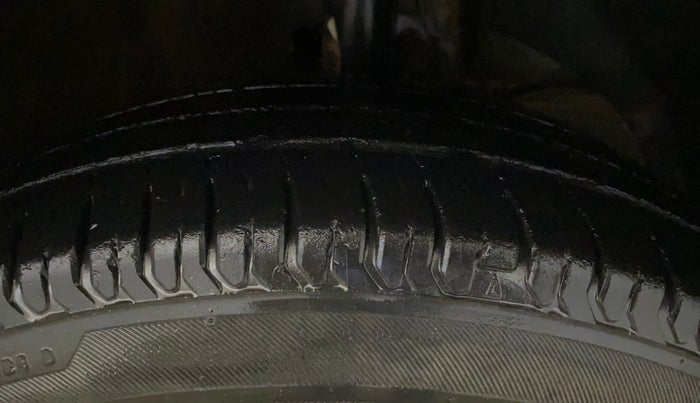 2019 Maruti Swift VXI AMT, Petrol, Automatic, 33,594 km, Right Front Tyre Tread