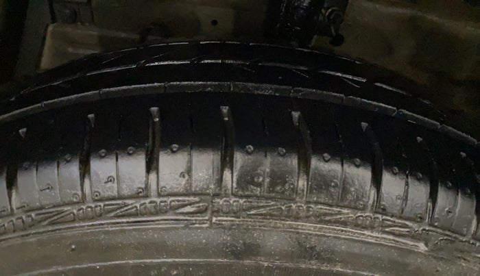 2016 Maruti Swift VXI, Petrol, Manual, 67,042 km, Left Front Tyre Tread