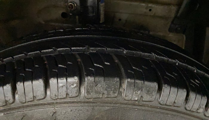 2016 Maruti Swift VXI, Petrol, Manual, 67,042 km, Right Front Tyre Tread